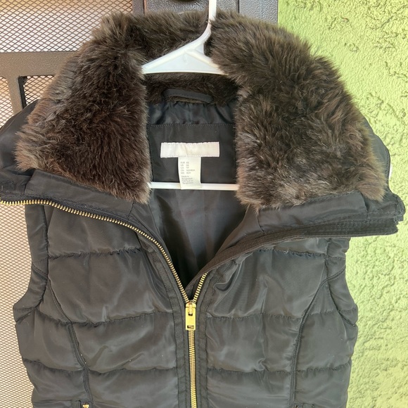 Black Women's H&M puffer vest with fur collar; XS! - Picture 2 of 4